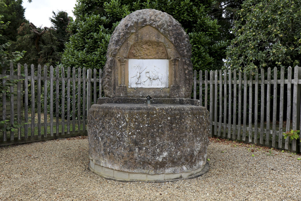 I'm sure this is an Egyptian horse trough, if such a thing exists!
 #egyptiandrinker