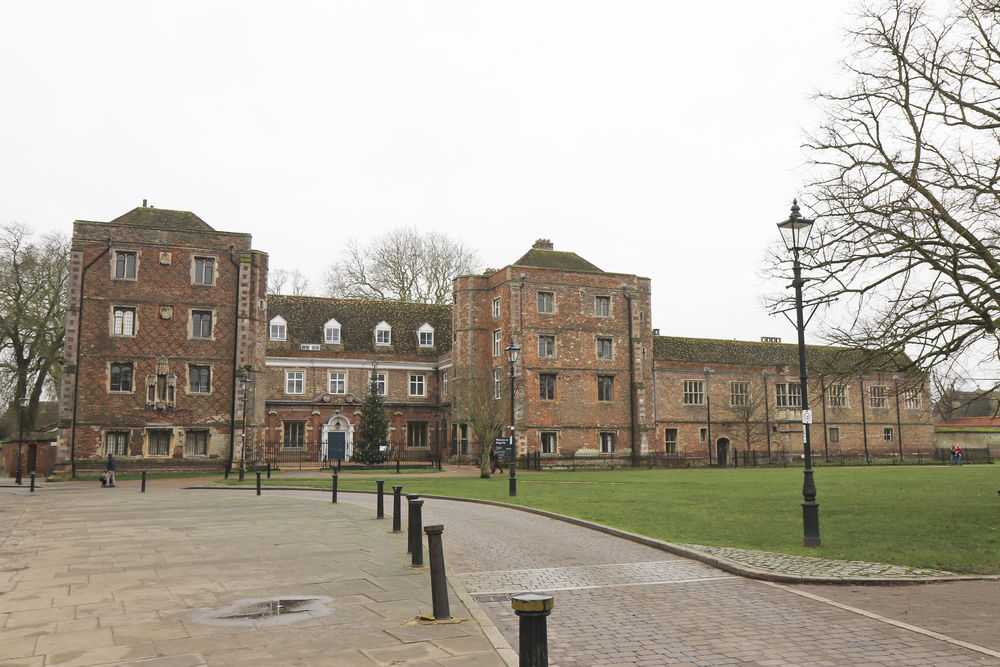 Nothing but the best for the Bishops of Ely.  Once the richest landowners in the area.
 #richbishops #bishopspalace #elypalace