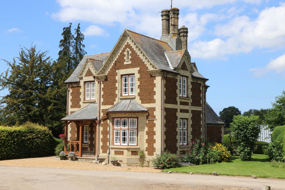There is an identical one at the end of Stow Hall Garden's Chase if you want to walk a few miles
 #carrstonecottage #gardenerscottage #stowhallgardens #stowbardolphhouse