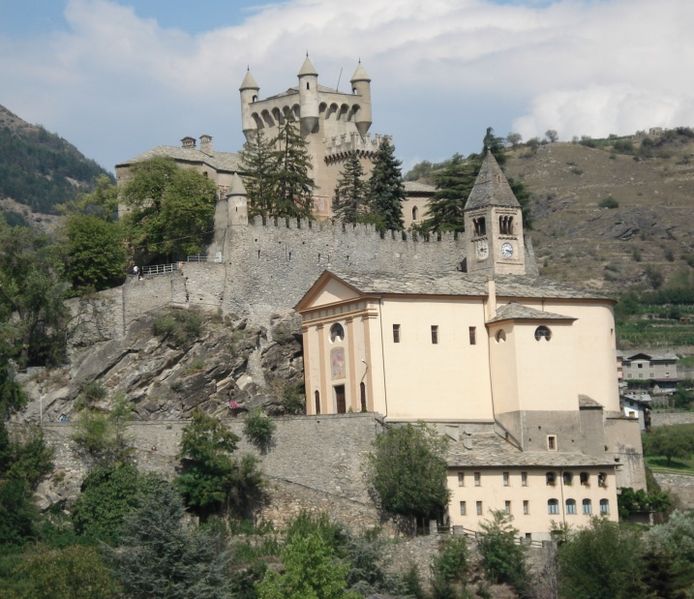 Castello St Pierre.jpg.