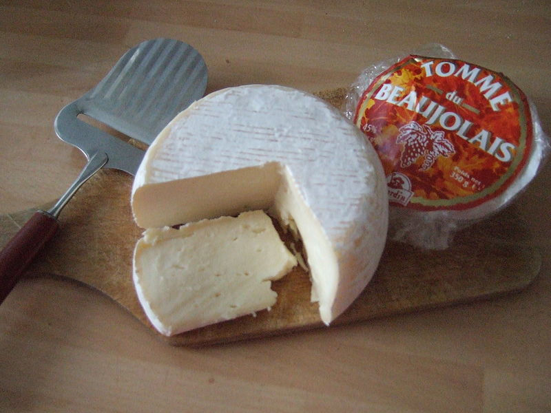 Tomme du Beaujolais cheese.jpg.