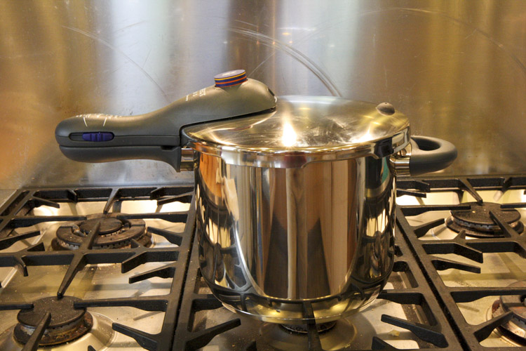 WMF Perfect Plus pressure cooker.jpg. 9529: Pressure cooker s (a Cookipedia  Wiki category page)