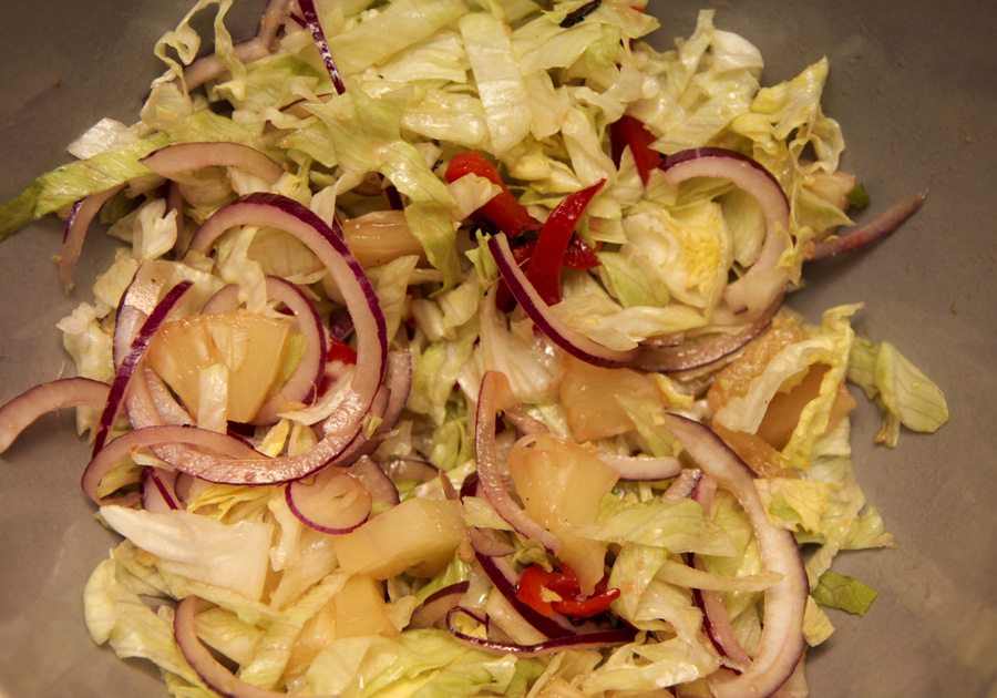 Crunchy lettuce salad with pineapple salsa