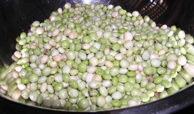 A bowl of pigeon peas.jpg.