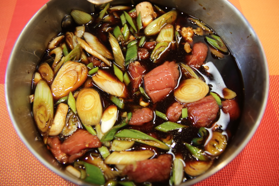 Red cooked beef with ginger before any cooking.jpg.