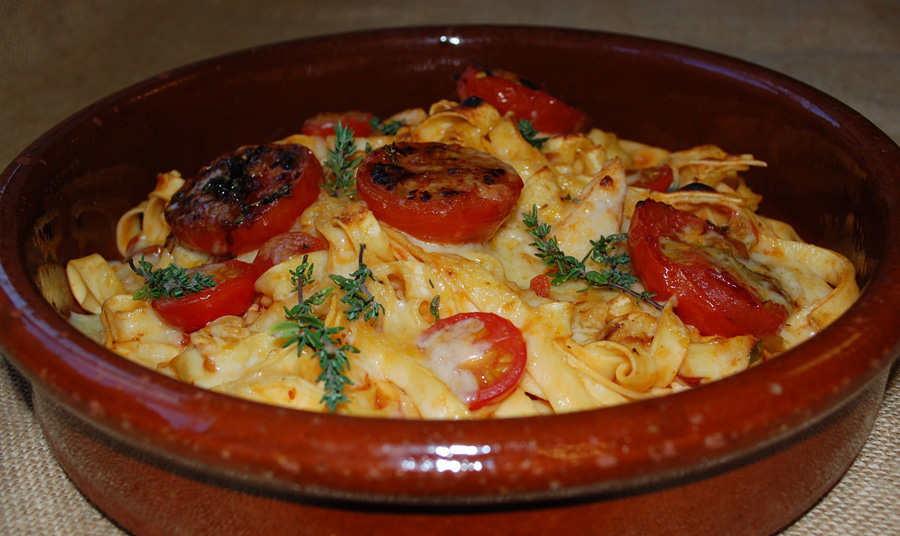 Dragon Cheddar cheese, tomato and chicken papparedelle