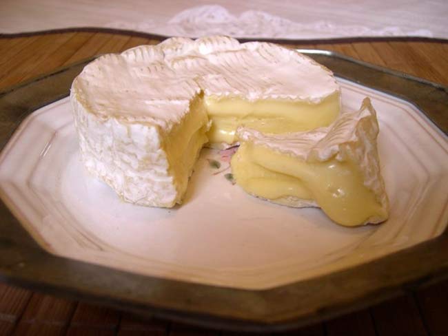 Camembert de Normandie cheese.jpg.