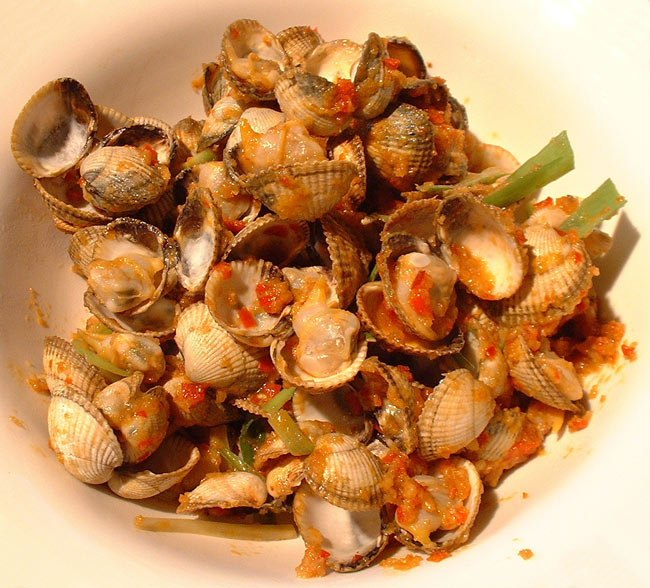 Cockles with garlic, chili and ginger