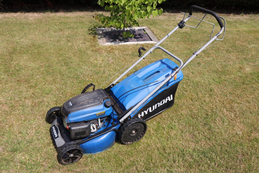 Remove cutting blade Hyundai Petrol Mower.jpg.