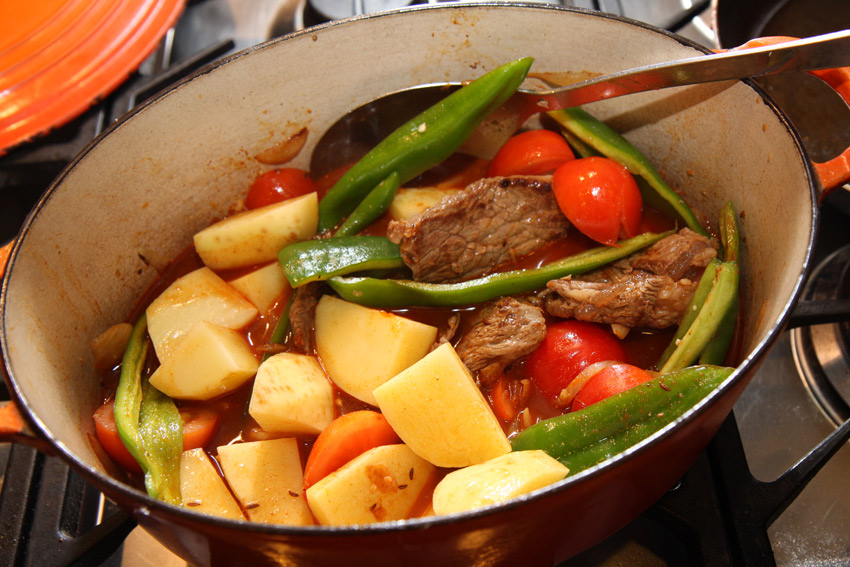 Serpenyos rostelyos ready to stew.jpg.