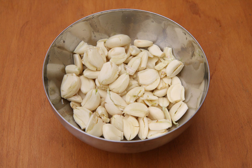 Peeled cloves from 10 bulbs of garlic.jpg. Peeled cloves from 10 bulbs of garlic.jpg.