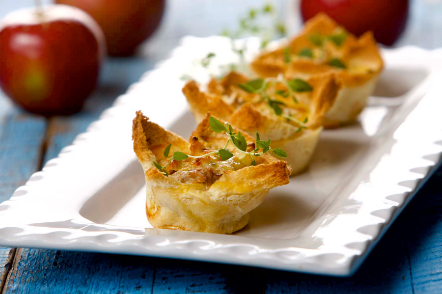 Tuna in toast baskets with Džiugas cheese