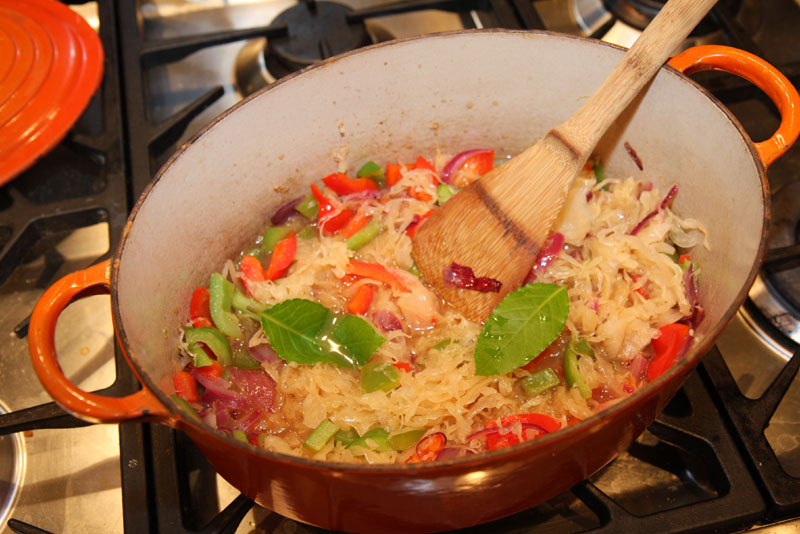 Schweinekotelett auf Sauerkraut stock.jpg.