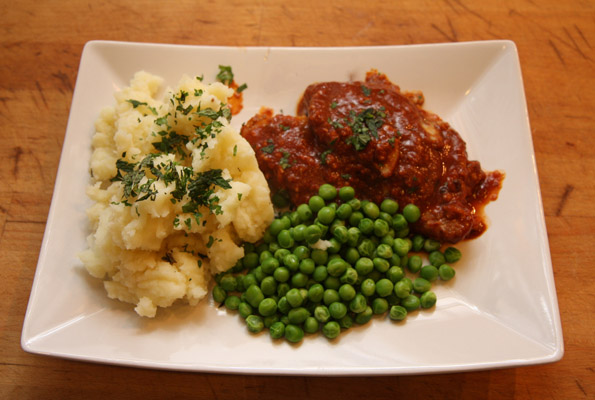 Aromatic cod in tomato sauce