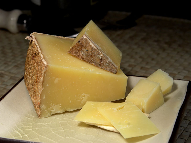 Lincolnshire Poacher cheese.jpg.