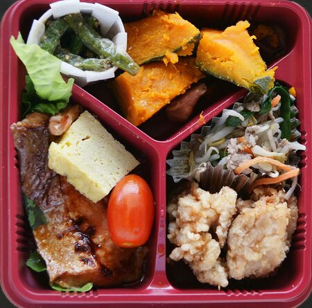 https://www.cookipedia.co.uk/wiki/images/thumb/1/13/Traditional_bento.jpg/450px-Traditional_bento.jpg
