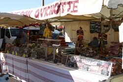 A market stall in Vieux Boucau, the ideal place to buy your Salade Landaise meats!
