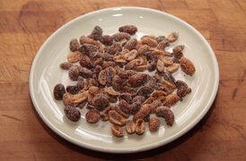 Garlic-chilli mixed nuts