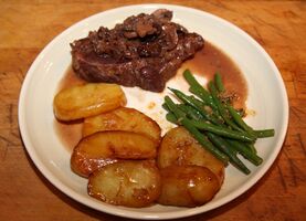Kotlety wieprzowe duszone w czerwonym winie (Pork chops braised in red wine)