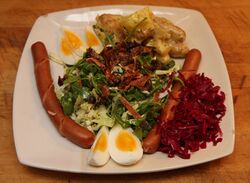 Frankfurter salad with red cabbage and crispy bacon