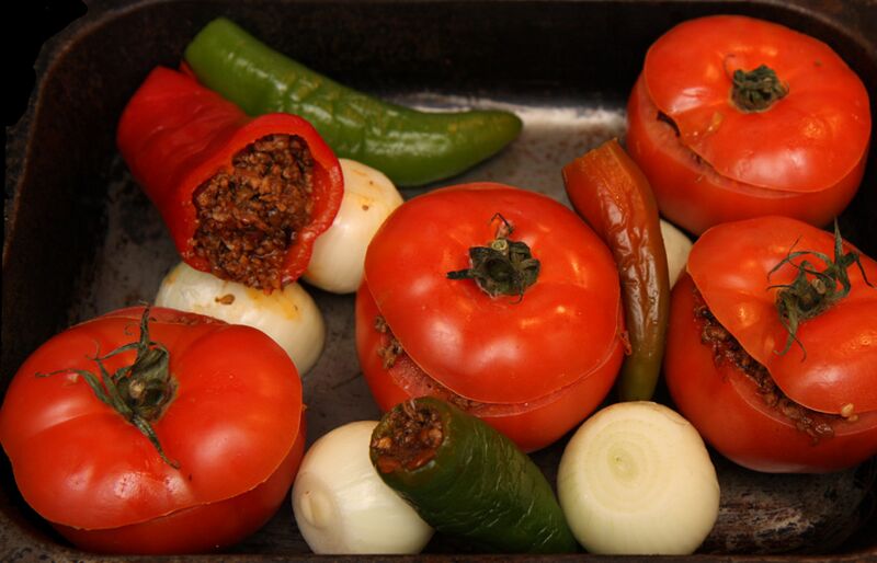 File:Stuffed beef tomatoes with spicy mince roast.jpg